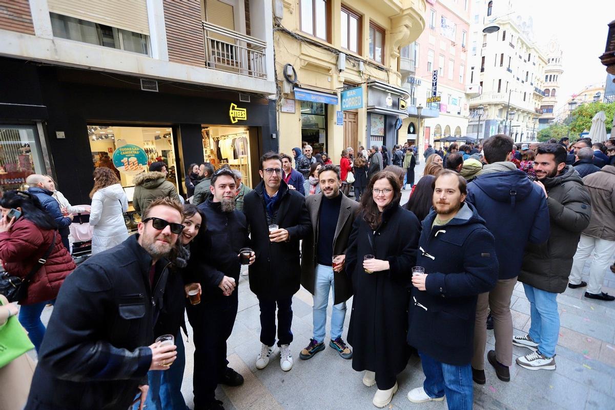 Un grupo de amigos pasan la 'tardevieja' en el Bar Correo, todo un clásico junto a las Tendillas.