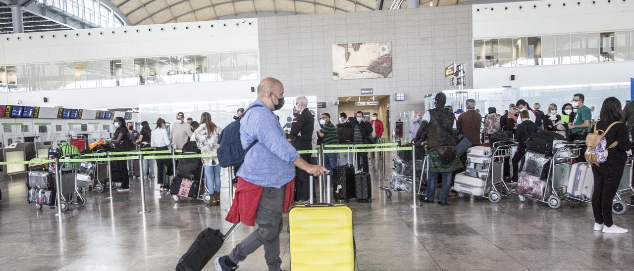 Turista en cola para facturar maletas en el aeropuerto de Alicante-Elche