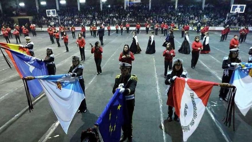 La rondalla Santa Eulalia de Atios, en plena actuación en el polideportivo municipal de Porriño el pasado domingo. // A.Hernández