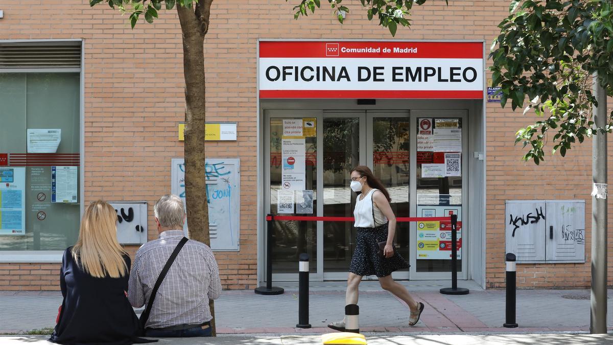 El paro baja en 110.100 personas hasta junio y se crean 464.900 empleos.