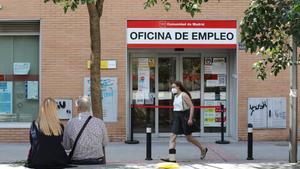 El paro baja en 110.100 personas hasta junio y se crean 464.900 empleos.