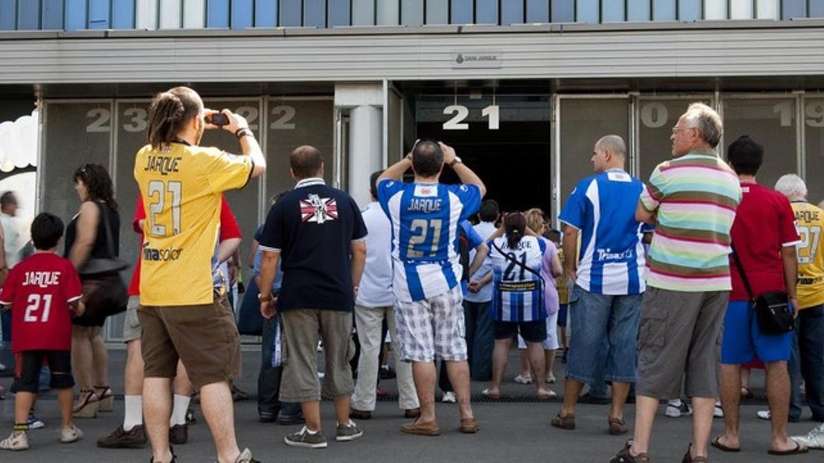 Seguidores del Espanyol, ante la puerta 21 dedicada a Dani Jarque.