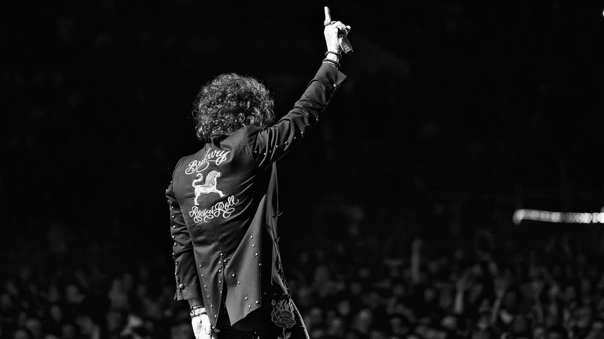 Enrique Bunbury cumple 57 años y crea expectativa en redes ante un mensaje de Héroes del Silencio