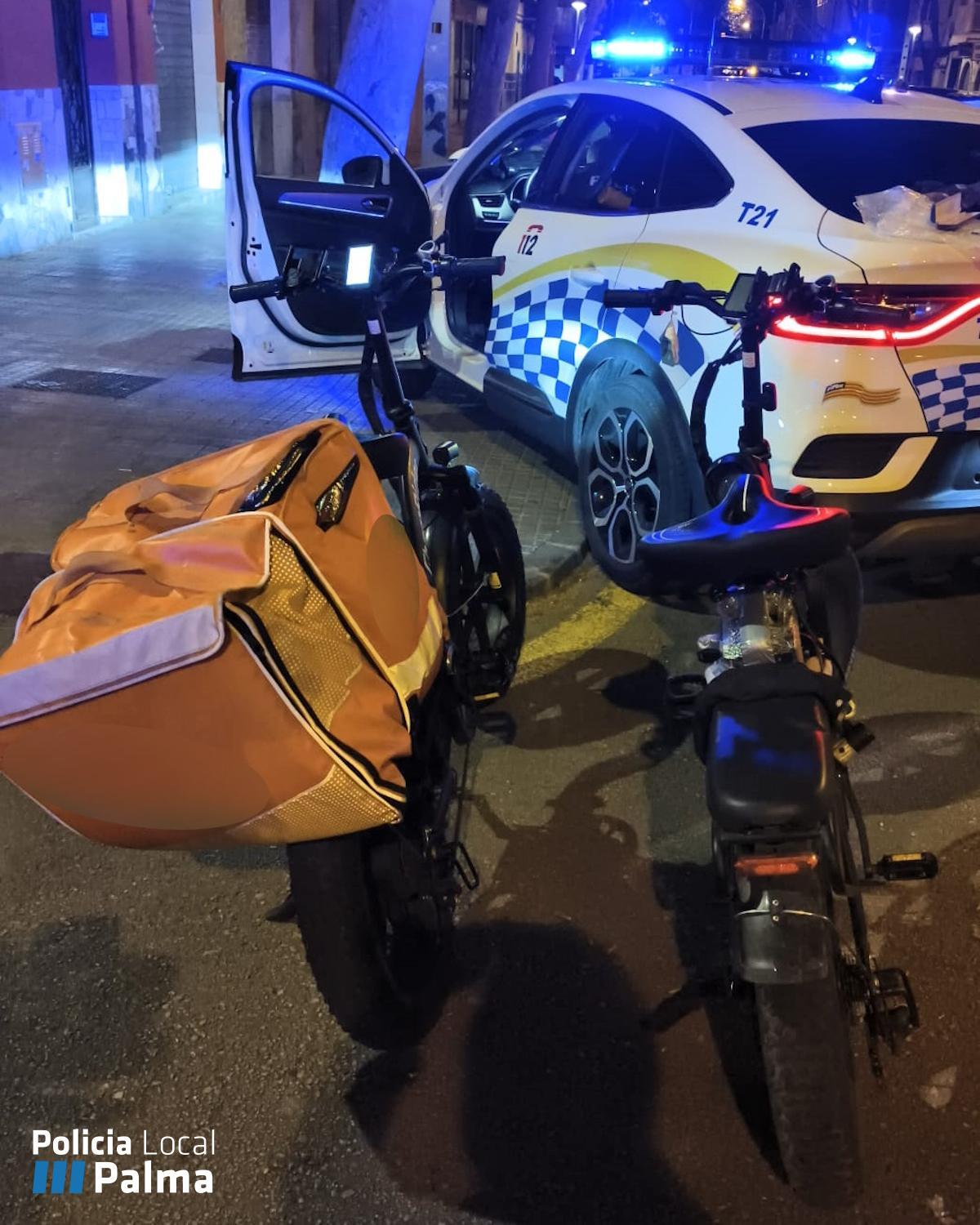Los dos ciclomotores que circulaban como aparentes bicicletas, tras ser interceptados.