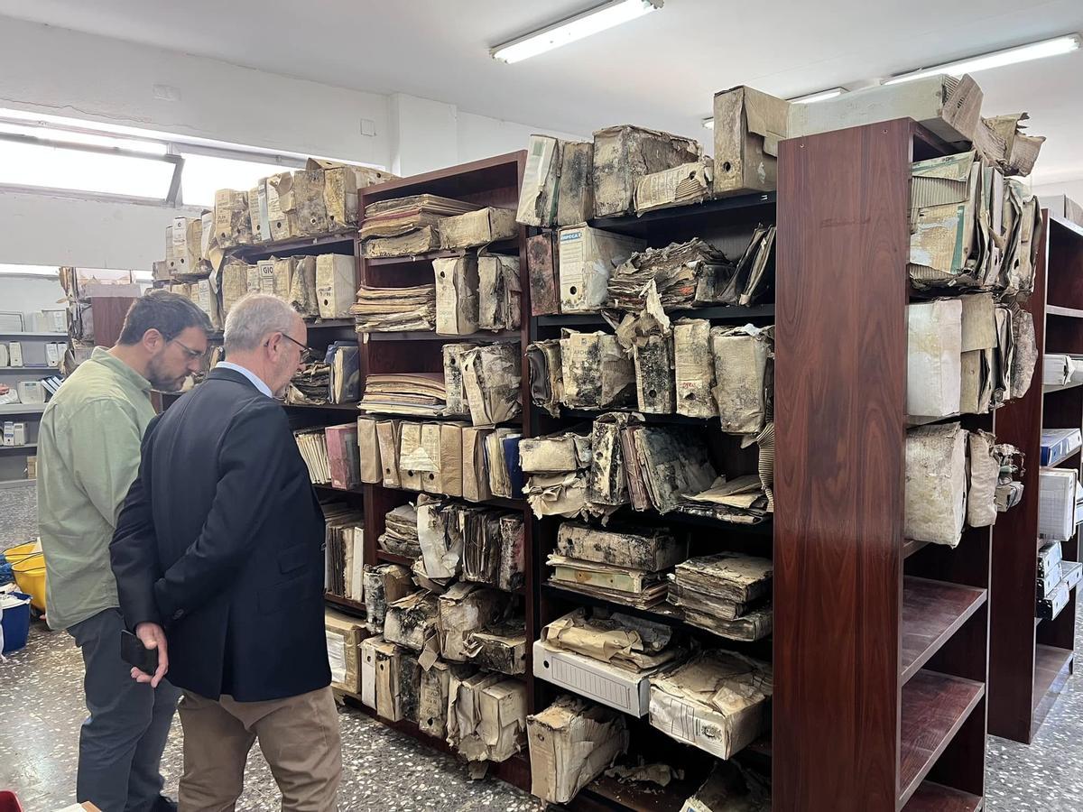 El Archivo Muncipal con el material dañado por la dana.