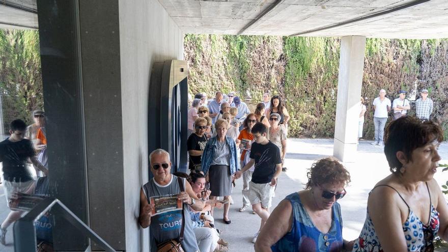 Largas colas desde primera hora de la mañana para 