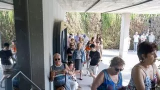 Largas colas desde primera hora de la mañana para conseguir entradas del Concierto de Hogueras de INFORMACIÓN