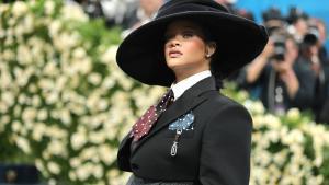 Rihanna, embarazada de nuevo, sorprende en la Gala MET 2025