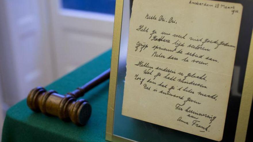 Un poema de Ana Frank, subastado en Holanda por 140.000 euros