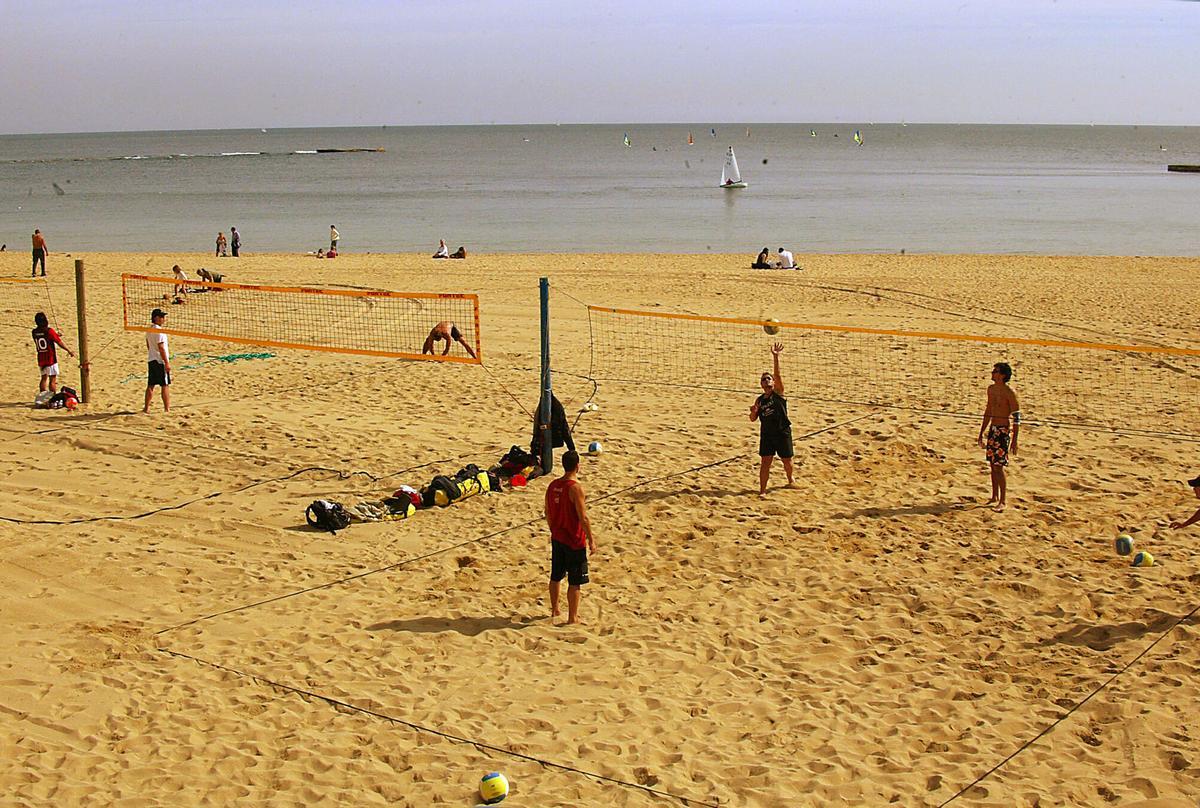 Gente haciendo deporte en la playa de la Barceloneta en una imagen de archivo, en febrero 2007.