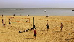 Gente haciendo deporte en la playa de la Barceloneta en una imagen de archivo, en febrero 2007.