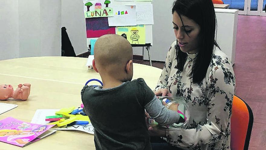 Actividad con uno de los menores atendidos por la ONG Pequeño Valiente en Canarias, donde cada año existen 30  nuevos casos de oncología infantil.