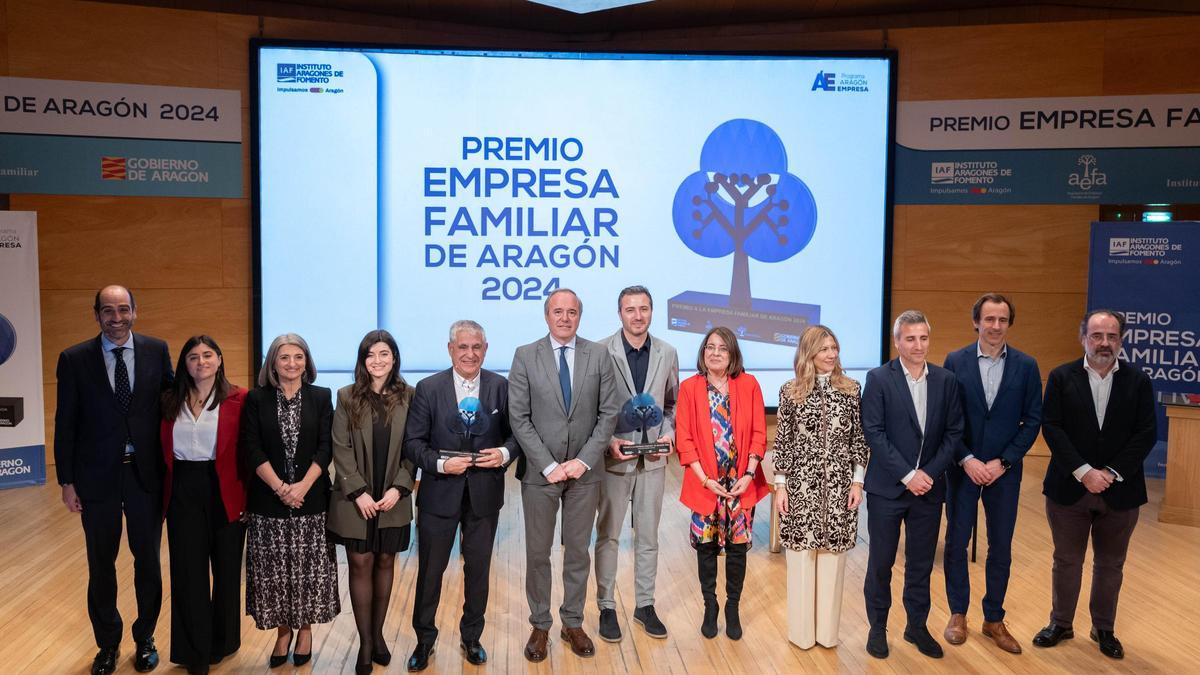 Foto de familia de los galardonados con el premio Empresa Familiar y las autoridades.