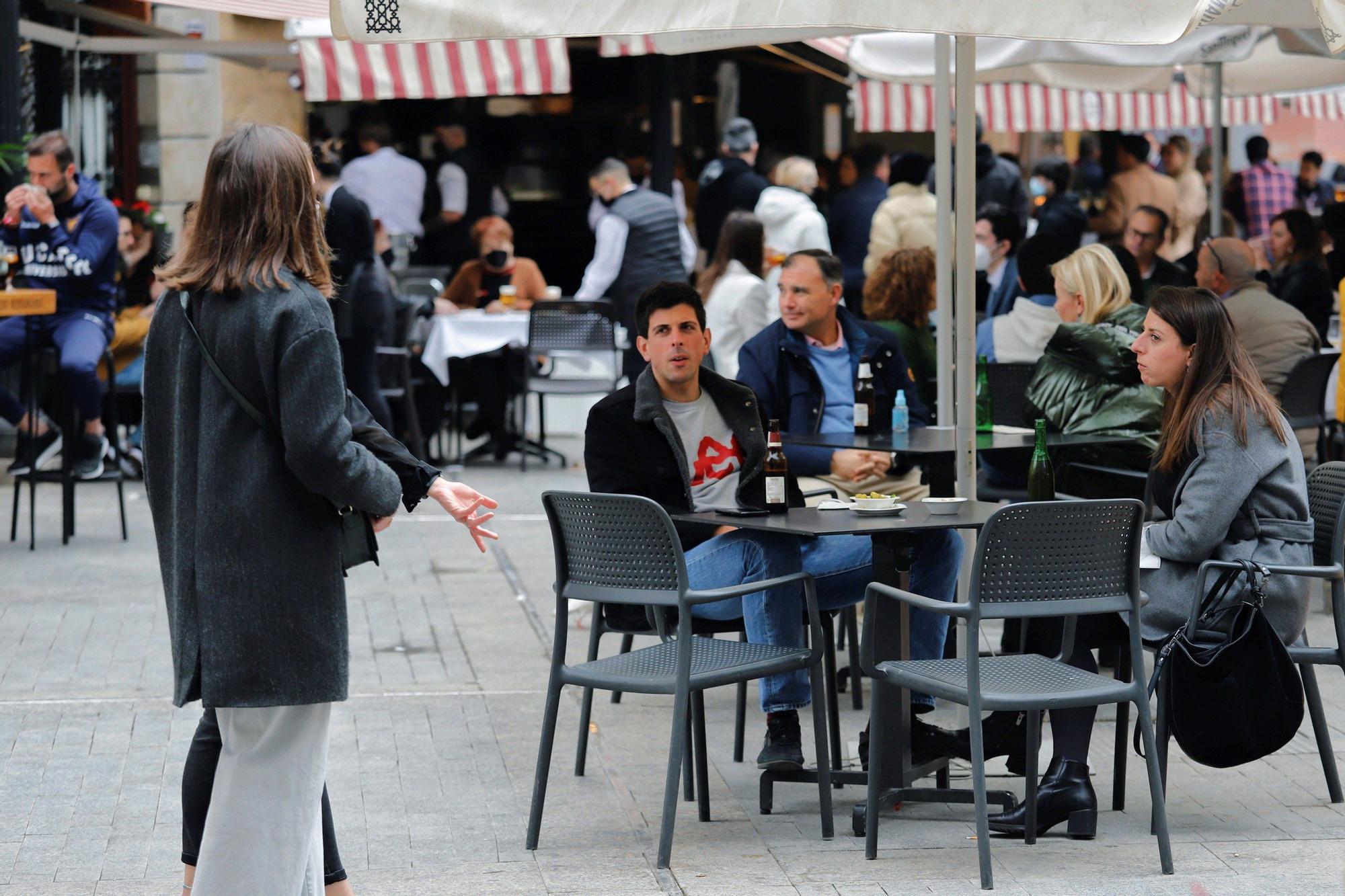 Clientes en la terraza de un bar en Madrid.