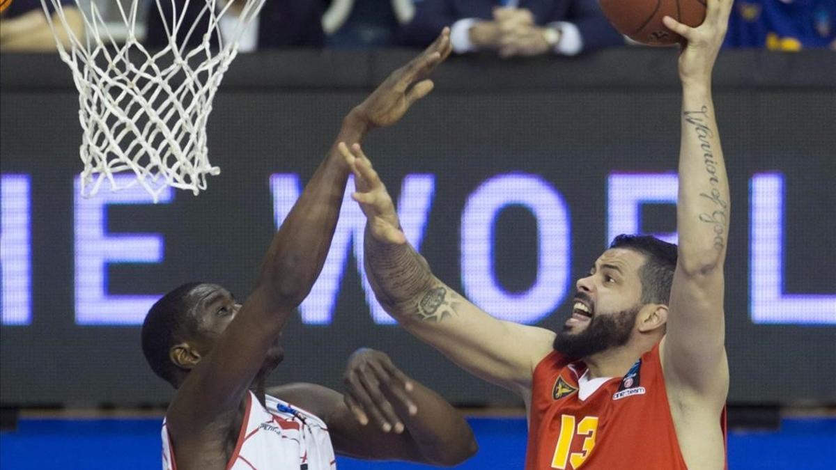 Faverani lanza a canasta ante Diagne, del Fuenlabrada