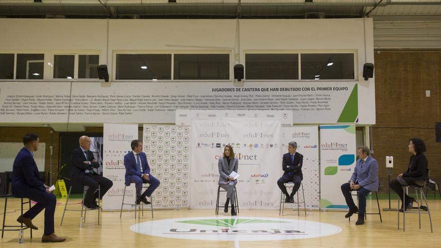 Ona Carbonell participó en Los Guindos en un coloquio sobre educación financiera y deporte