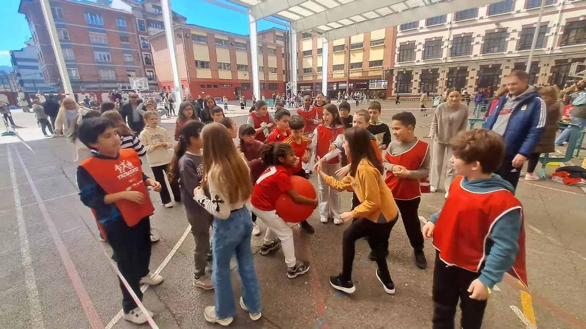 Los años no pasan por el Aniceto Sela: el centenario colegio de Mieres cerró su semana cultural con una fiesta que aunó "pasado, presente y futuro"