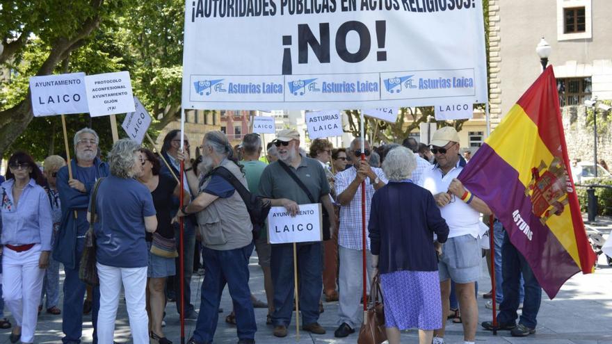 Una protesta de Asturias Laica en el Campo Valdés, durante la bendición de las aguas en el día de San Pedro de 2018. | Clara Fernández