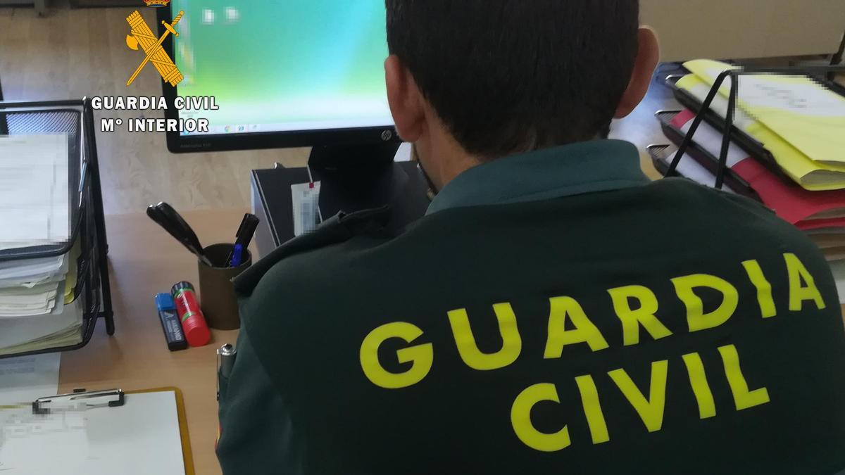 Un agente de la Guardia Civil