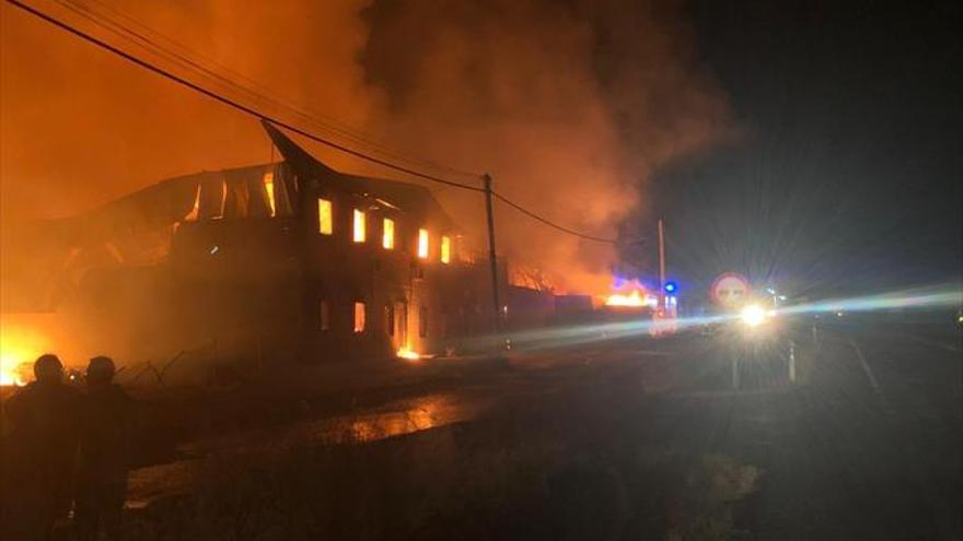Un incendio arrasa un almacén de maderas en Puente Genil
