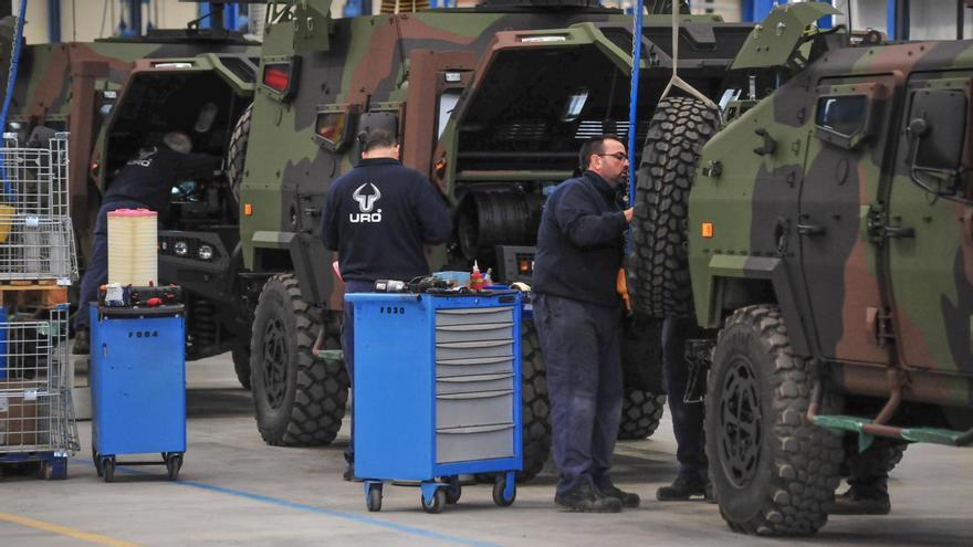 Preparan mano de obra especializada para montar vehículos militares