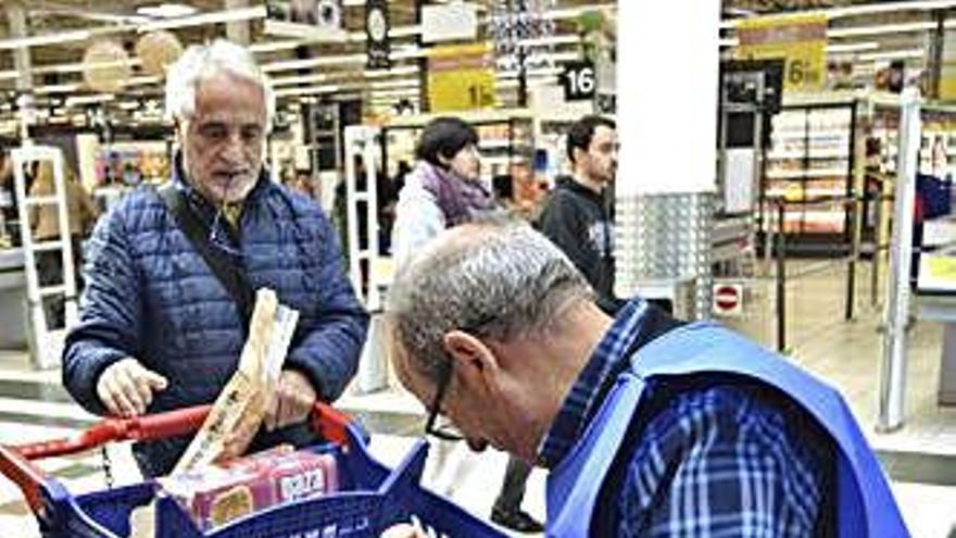 Un ciudadano entrega alimentos a voluntarios del Banco.