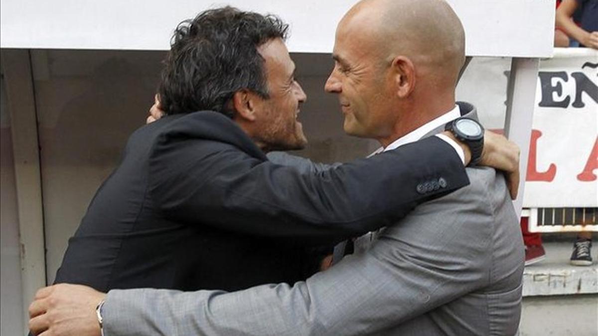 Paco Jémez saluda a Luis Enrique en un Barça-Rayo Vallecano