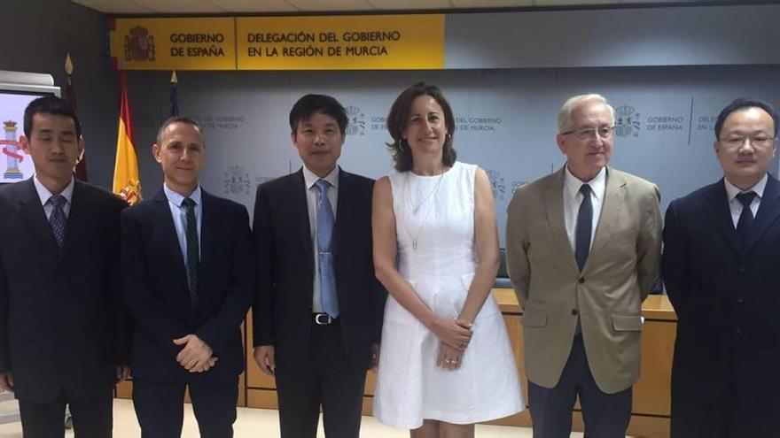 La directora de Agricultura con la delegación de funcionarios procedente de China.