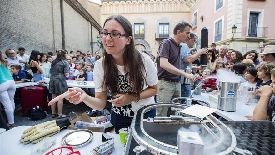 Decenas de personas disfrutan del ‘milagro’ de la levitación en la calle