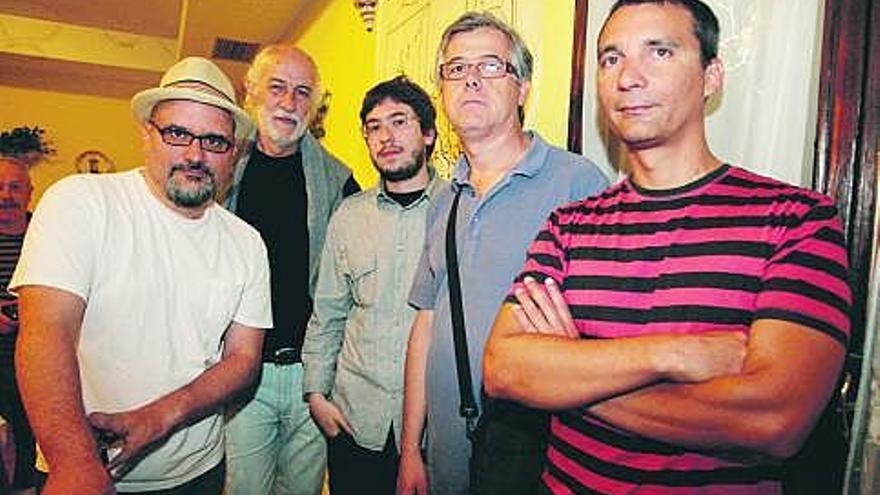 Los ganadores de los premios literarios, de izquierda a derecha, Juan M. Aguilera, Guillermo Orsi, Javier Sinay, Gregorio Casamayor y Alejandro Hernández. / irma collín