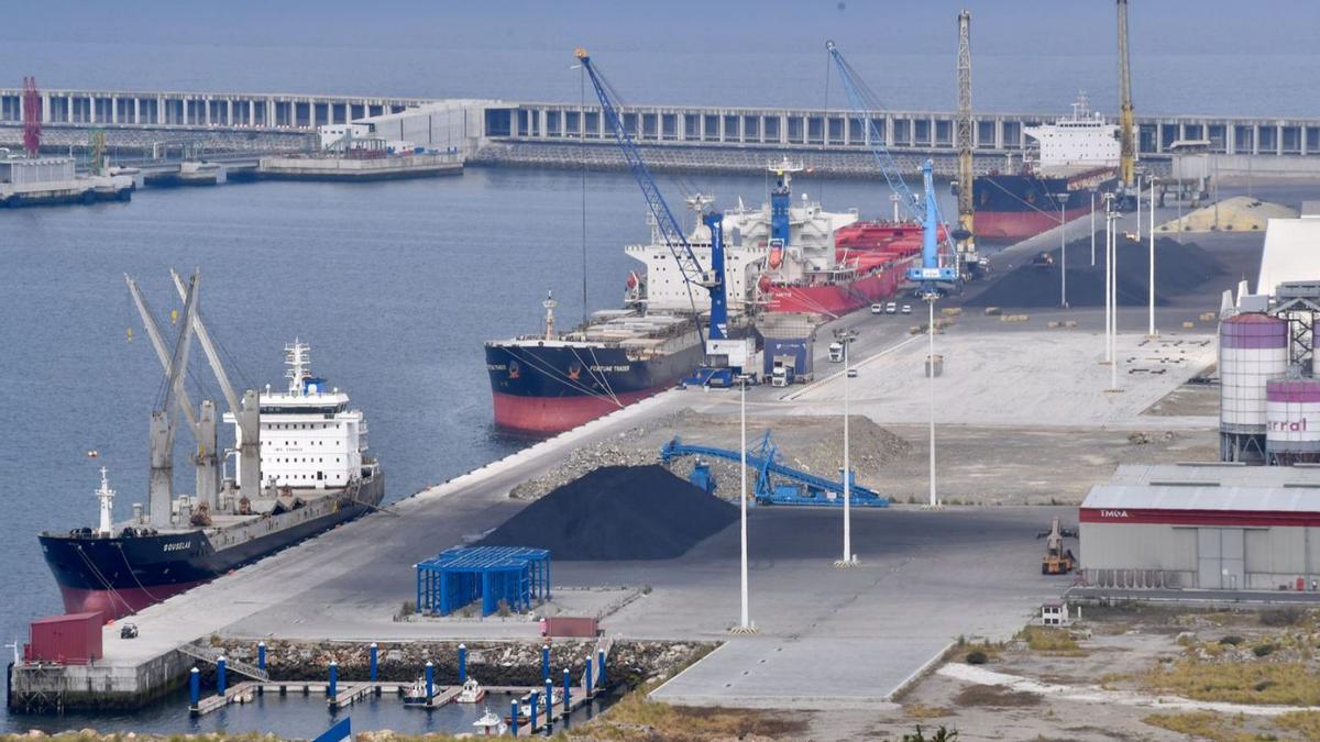 Cuatro cargueros realizan operaciones ayer el muelle del puerto exterior.   | // LA OPINIÓN