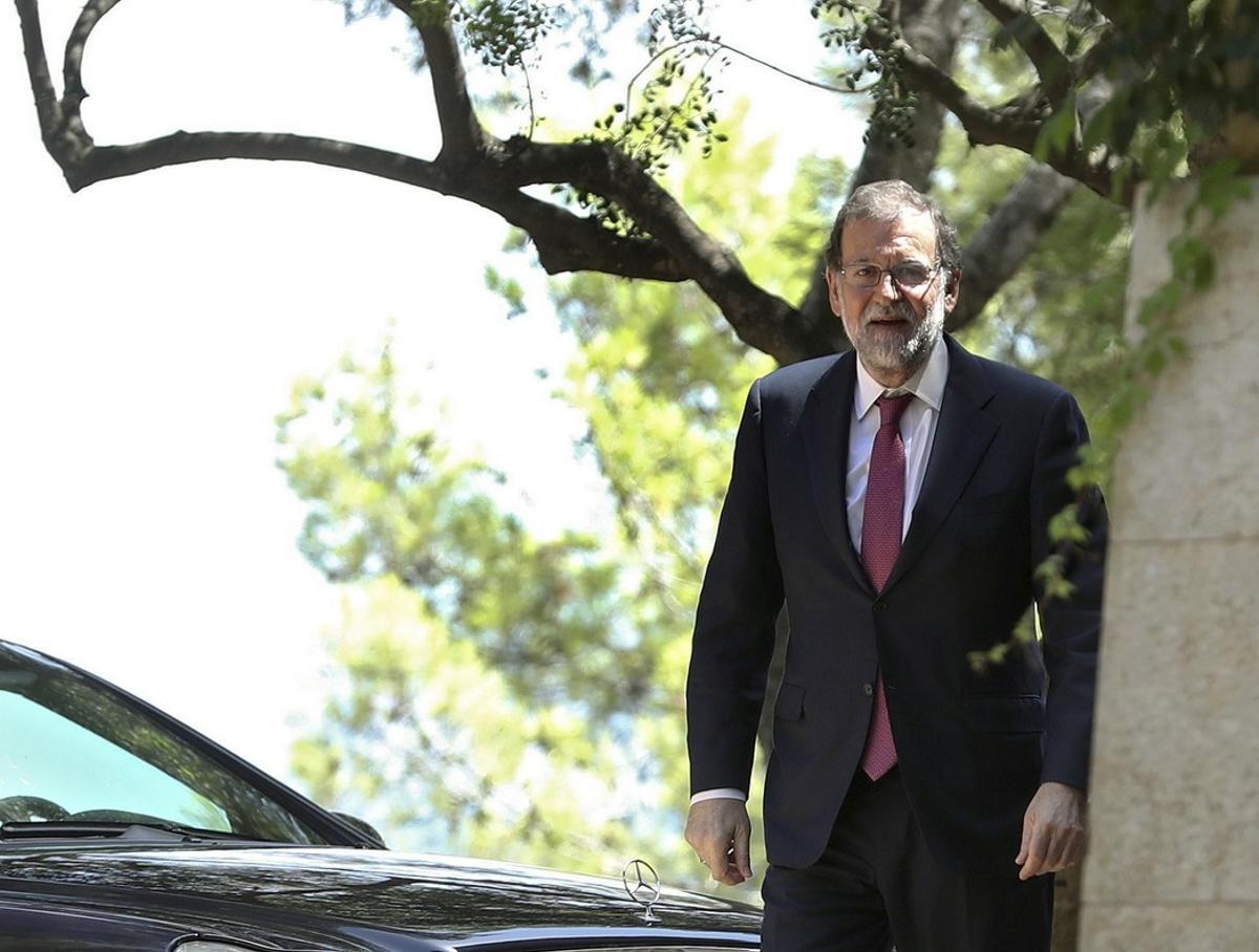 GRA138  PALMA DE MALLORCA  07 08 2017 - El presidente del Gobierno  Mariano Rajoy  a su llegada para el tradicional despacho de verano con el Rey Felipe VI  en el Palacio de Marivent  Rajoy se ha visto obligado a retrasar su encuentro con el Rey por un ataque de lumbalgia que ha sufrido esta manana  EFE Ballesteros