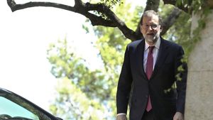 GRA138  PALMA DE MALLORCA  07 08 2017 - El presidente del Gobierno  Mariano Rajoy  a su llegada para el tradicional despacho de verano con el Rey Felipe VI  en el Palacio de Marivent  Rajoy se ha visto obligado a retrasar su encuentro con el Rey por un ataque de lumbalgia que ha sufrido esta manana  EFE Ballesteros