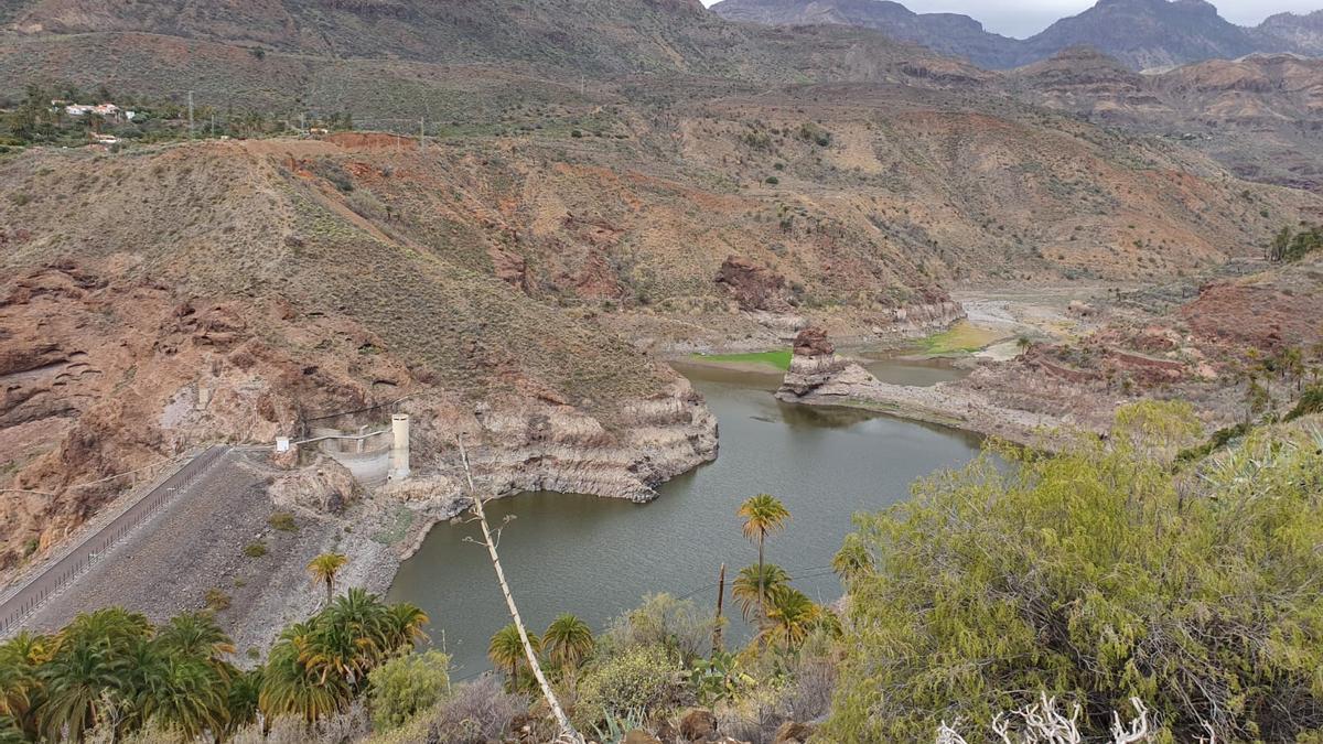 La presa de La Sorrueda, en el barranco de Tirajana, a primeros de mayo, con las marcas del agua en una de sus paredes y en la base del roque.