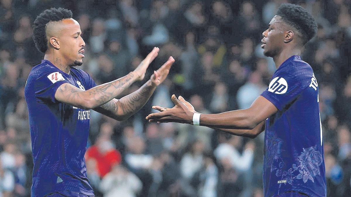 Militao y Tchouameni se saludan en un partido del Real Madrid