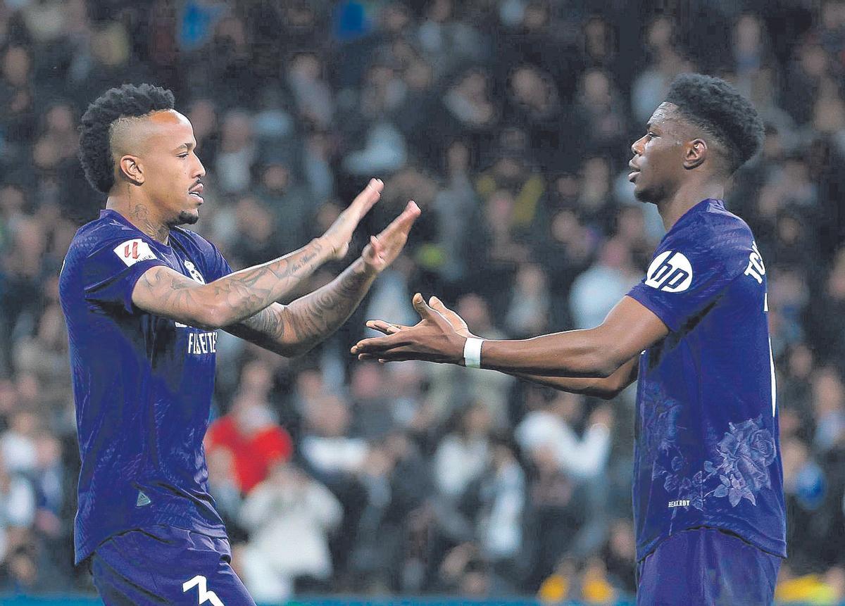 Militao y Tchouameni se saludan en un partido del Real Madrid