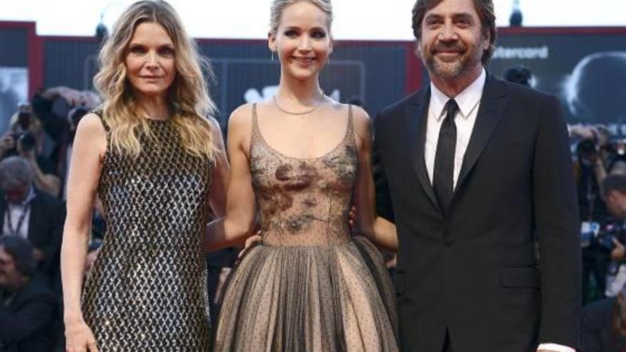 Michelle Pfeiffer, Jennifer Lawrence y Javier Bardem, ayer en Venecia.