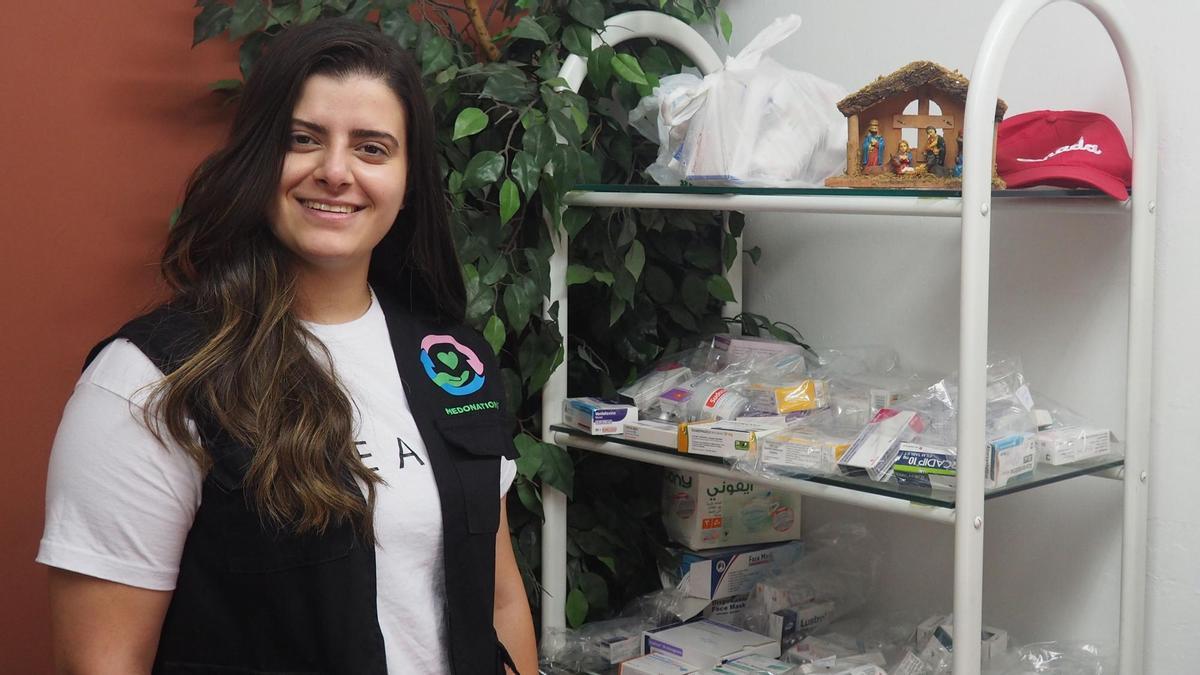 &lt;p&gt;La fundadora de Medonations, Marina el Khawand, posa frente a algunos de los medicamentos donados para paliar la escasez.&lt;/p&gt;