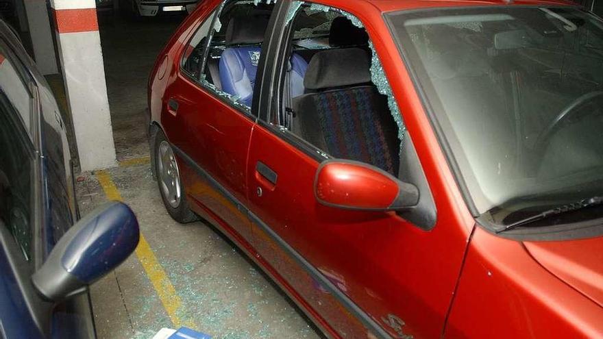 Ventanillas rotas en el interior de un coche víctima de un robo en un garaje de Pontevedra. // R. Vázquez