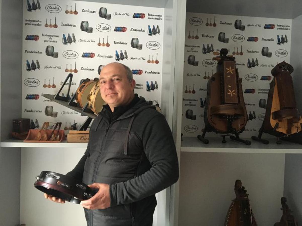 Carlos Do Viso, en su taller en O Viso, Redondela. | // FDV