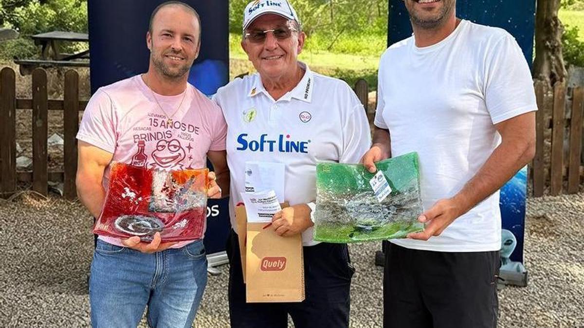 Algunos de los ganadores posan con sus premios.