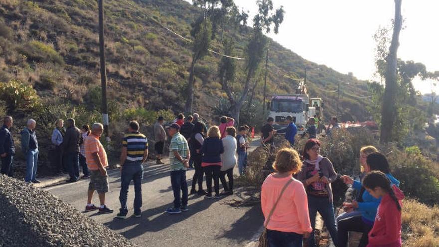 Concentración de vecinos, ayer, en la zona de las obras de la GC-80.