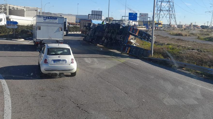 Retenciones en la AP-7 en Alcalà por el choque entre un coche y un camión