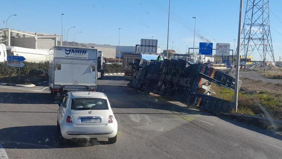 Imagen del camión volcado en la CS-22 de Castelló.