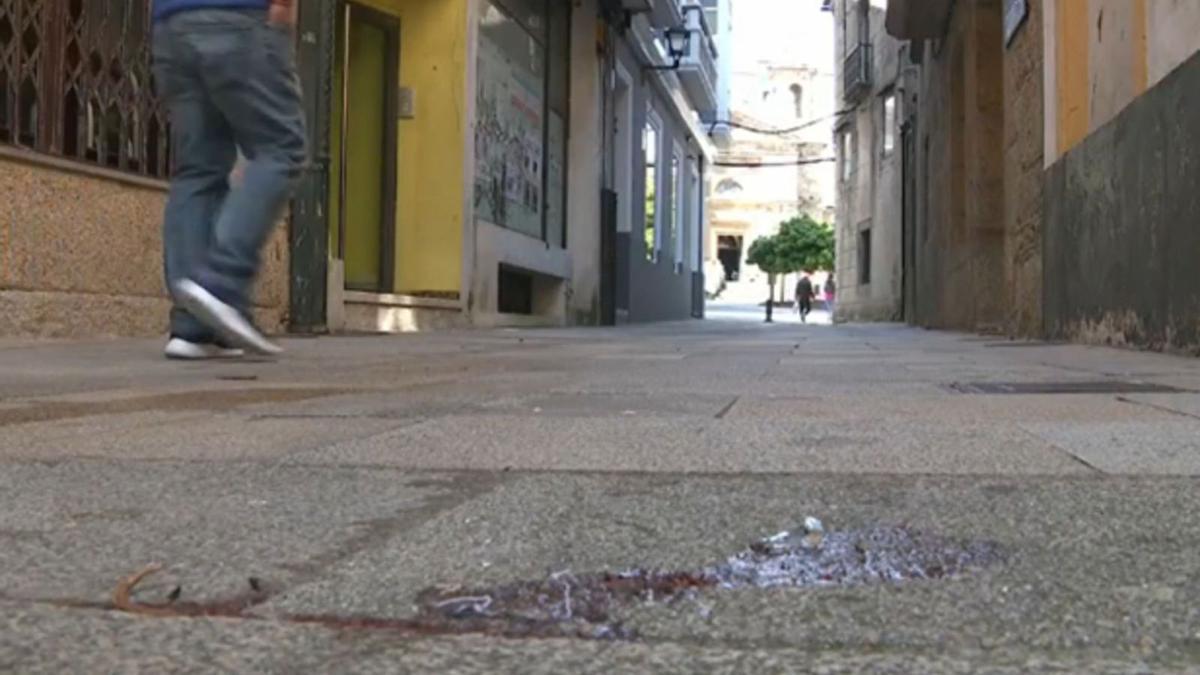 Disparan y acuchillan a un joven en Ribeira