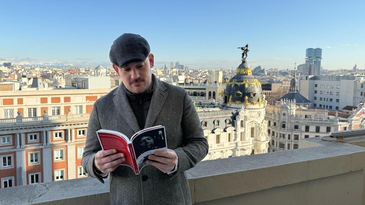 Miguel Barrero, leyendo un ejemplar de 'El guitarrista de Montreal'.