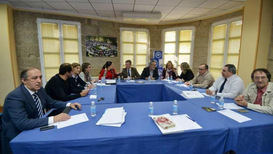 Reunión de ayer de Rueda con los diputados provinciales del PP. // Gustavo Santos