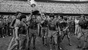 Urruti, Maradona, Sánchez, Schuster, Marcos Julio Alberto y Migueli ofreciendo la Copa del Rey a su afición en el Camp Nou en 1983.