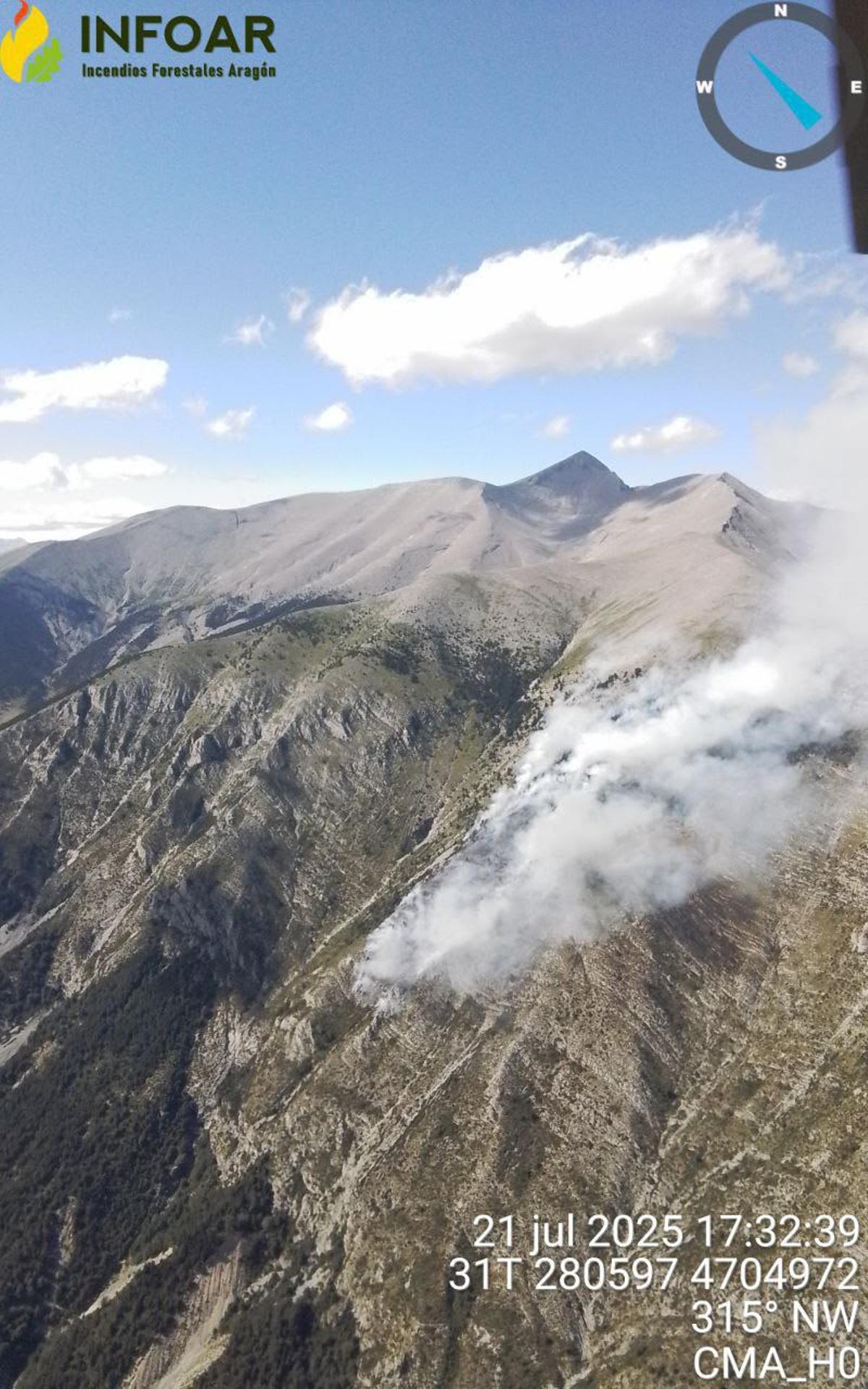 Uno de los incendios en alta montaña este verano en Aragón.