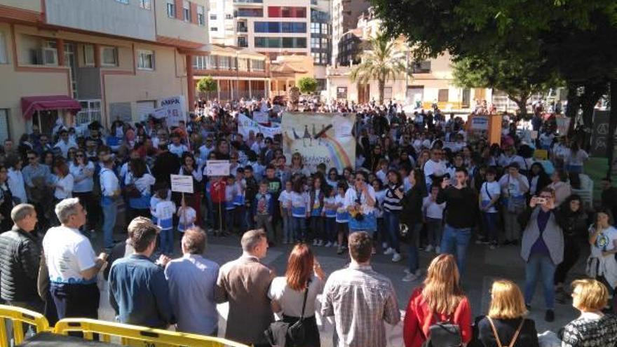 Concentración de los diferentes colegios en la plaza del polideportivo de Tavernes ante las autoridades.